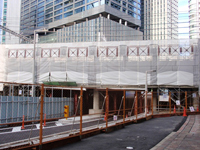 完成イメージを描いた仮囲いを使用