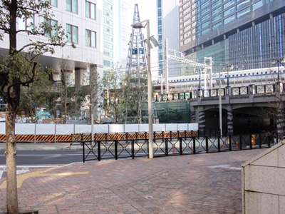 一体的にデザインされた区街4号線と連続する民間敷地