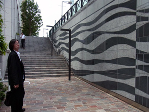 区街4号線と区画10号線をつなぐ階段壁面